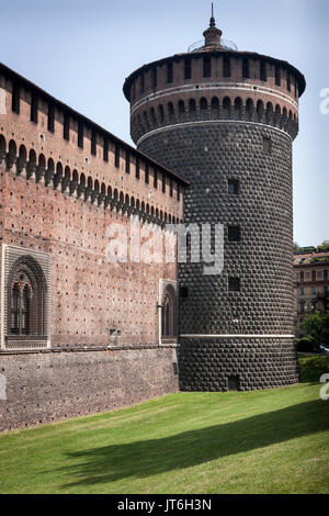 Milan, Italie - 24 mai 2009 : douves et tour de garde du château Sforza Banque D'Images