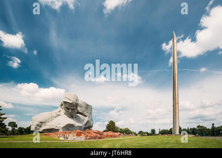 Brest, Biélorussie. Monument principal et Monument commémoratif - baïonnette obélisque en héros Brest forteresse en journée ensoleillée. Banque D'Images