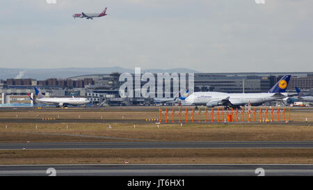 Francfort, Allemagne - FEB 28th, 2015 : Le Boeing 747 de la Lufthansa - MSN 28287 - D-ABVT, nommé Rheinland Pfalz va décoller à l'Aéroport International de Francfort FRA. Deux autres avions en arrière-plan. Le célèbre et puissant appareil surnommé Jumbo a comme premier vol en 1969. Le type plus grands opérateurs sont British Airways, Lufthansa, Korean Air et China Airlines Banque D'Images