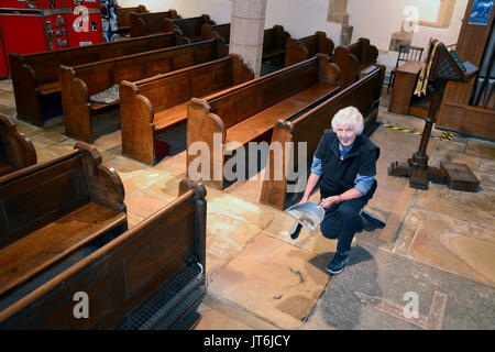 Mar0078330 Gail Rudge nettoyer à l'église All Saints à Braunston à Rutland, où les chauves-souris sont se percher et causant des dommages. 3 août 2017. Photos par John Robertson, Banque D'Images