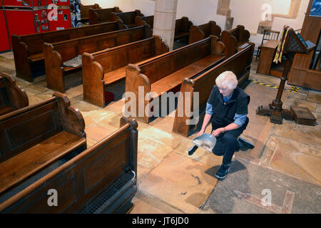 Mar0078330 Gail Rudge nettoyer à l'église All Saints à Braunston à Rutland, où les chauves-souris sont se percher et causant des dommages. 3 août 2017. Photos par John Robertson, Banque D'Images