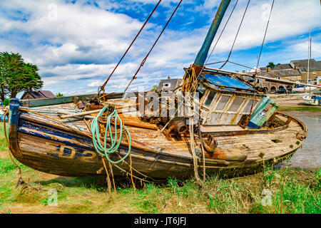 Vieux Bateau désaffecté sur la terre ferme Banque D'Images