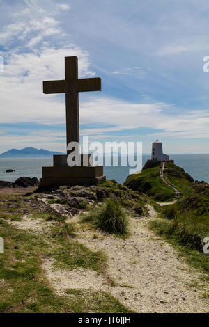 Twr Mawr phare sur Llandwyn Island, Anglesey, l'été Banque D'Images