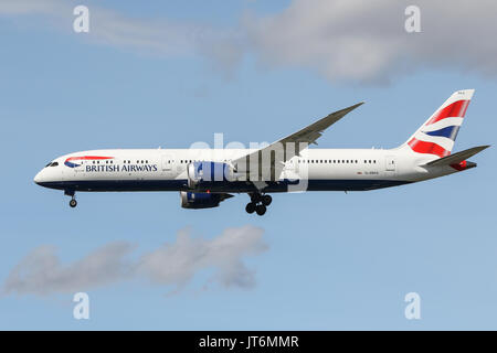 Un Boeing 787-900 de British Airways atterrit à l'aéroport London Heathrow Banque D'Images