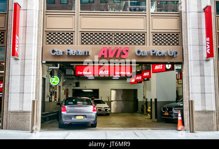 Avis Location de voiture en direction de Manhattan. Banque D'Images