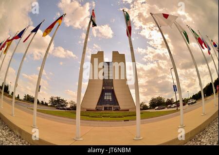 Les drapeaux de toutes les nations participantes au CERN, Organisation européenne pour la recherche nucléaire au Fermilab à Batavia, Illinois, USA. Banque D'Images