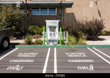 EV de recharge de véhicules électriques et de places de parking à l'avant du Whole Foods Market à Roseville, en Californie Banque D'Images