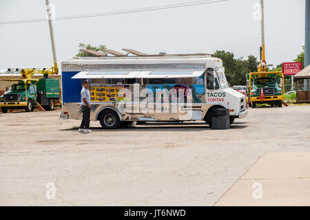 Un client hispanique attend la nourriture d'un camion de tacos ou d'un camion alimentaire servant de la nourriture mexicaine à Oklahoma City, Oklahoma, États-Unis. Banque D'Images