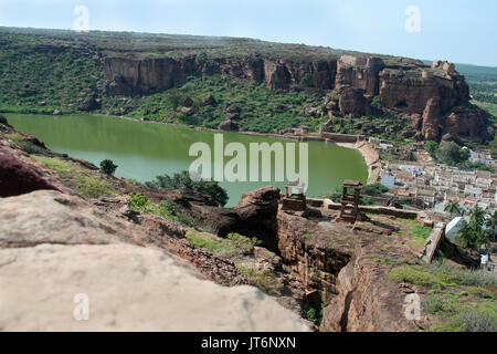 Agasthya Teertha historique entourant la Montagne Lac à Badami, Karnataka, Inde, Asie Banque D'Images