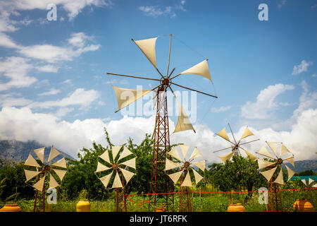 Ancien modèle de moulins à vent utilisé comme attraction touristique sur le plateau de Lassithi. Crète, Grèce Banque D'Images