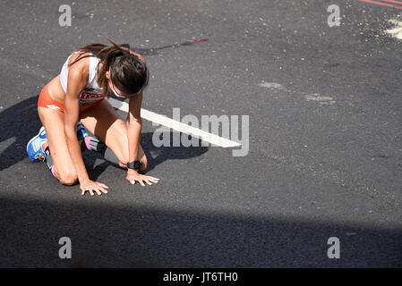 Katarzyna Kowalska, de Pologne, souffre d'avoir terminé le marathon des Championnats du monde de l'IAAF 2017 à Londres, au Royaume-Uni Banque D'Images