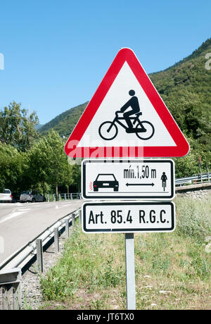 La sécurité des cyclistes de la rue et avertissement pour les automobilistes et les conducteurs. Photographié dans la chaîne des Pyrénées, Espagne Banque D'Images