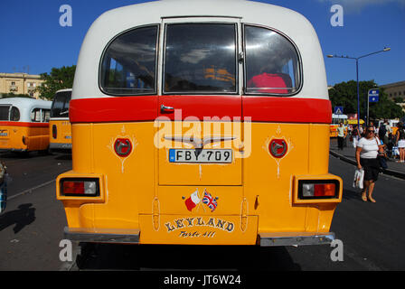 Malte-SEPTEMBRE 7:retour d'un ancien arrêt de bus à la gare principale de la valette ,alors qu'une femme non identifiée passe par ,le Septembre 7,2007,La Valette,Malte. Banque D'Images