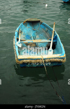 Drôle de petit bateau en Marsaxlokk,Malte. Banque D'Images