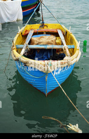 Drôle de petit bateau en Marsaxlokk,Malte. Banque D'Images