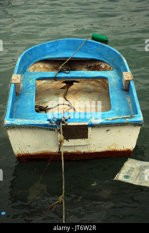 Drôle de petit bateau en Marsaxlokk,Malte. Banque D'Images