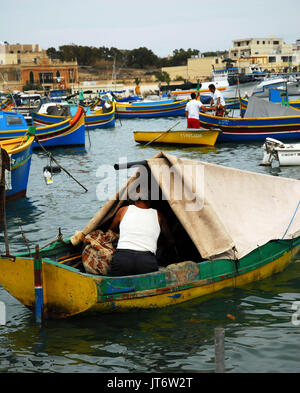 Malte-Septembre 24 : les pêcheurs travaillent non identifiés sur leurs bateaux, Marsaxlokk, Malte,sur,septembre 24,2010. Banque D'Images