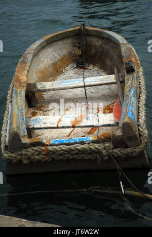 Drôle de petit bateau en Marsaxlokk,Malte. Banque D'Images