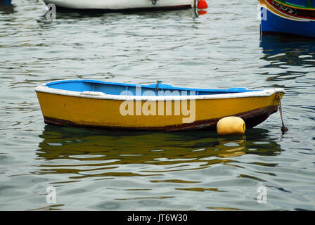 Drôle de petit bateau en Marsaxlokk,Malte. Banque D'Images