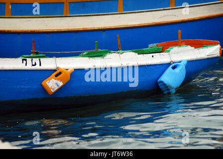 Drôle de petit bateau en Marsaxlokk,Malte. Banque D'Images