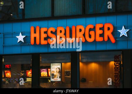 Tallinn, Estonie - 3 décembre 2016 : le logo d'Hesburger est une importante chaîne de restauration rapide basée à Turku, Finlande. Banque D'Images