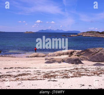 Une très belle vue vers les îles de Eigg et rhum de Ardtoe, Acharacle, Moidart Banque D'Images