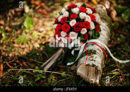 Photo en gros plan d'un beau mariage bouquet composé de roses blanches et rouges. Banque D'Images