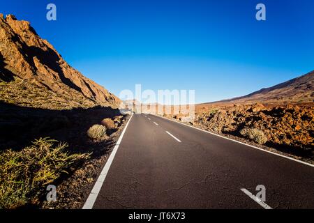 La route goudronnée pour le volcan de Teide. Tenerife, Îles de Canaries, Espagne Banque D'Images