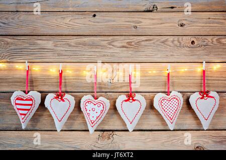 Coeurs en bois de textiles sur fond rustique. Valentine's day Banque D'Images