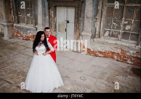 Superbe couple de mariage à côté des anciens portes d'un château. Banque D'Images