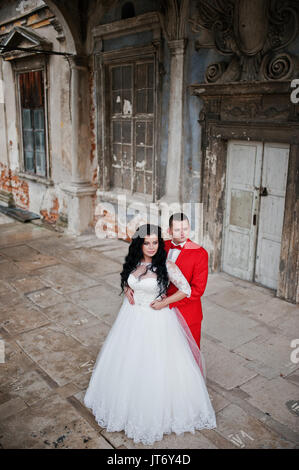 Superbe couple de mariage à côté des anciens portes d'un château. Banque D'Images