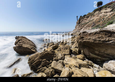 Des rives rocheuses avec de l'eau motion blur à Rancho Palos Verdes, près de Los Angeles, Californie. Banque D'Images