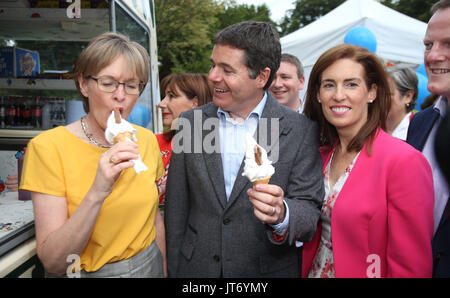 MEP Mairead McGuinness, le ministre des Finances, M. Paschal Donohoe et TD Hildegarde Naughton acheter des glaces lors d'un photocall à Merrion Square à Dublin pour promouvoir le AffordableChildcare.ie site web. Banque D'Images