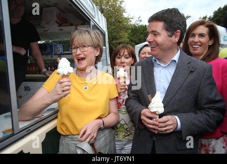 MEP Mairead McGuinness et le ministre des Finances, Paschal Donohoe acheter des glaces lors d'un photocall à Merrion Square à Dublin pour promouvoir le AffordableChildcare.ie site web. Banque D'Images