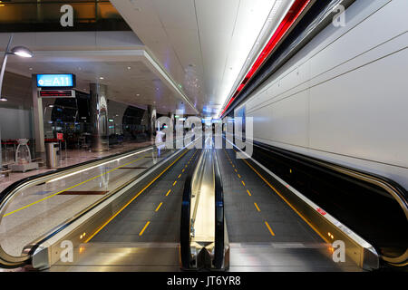 Escalier, l'Aéroport International de Dubaï, Emirats Arabes Unis. Banque D'Images