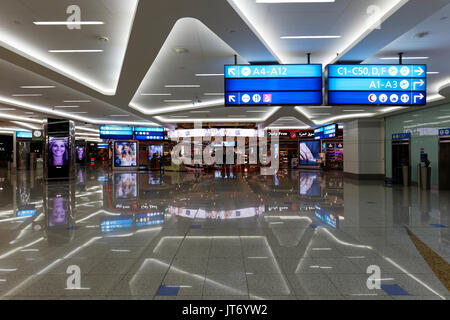 Zone commerciale, l'Aéroport International de Dubaï, Emirats Arabes Unis. Banque D'Images