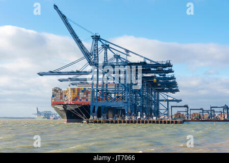 Un grand navire décharge sa cargaison à un port containor Banque D'Images