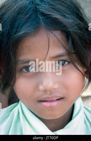 Jeune fille, sérieux, 10-12 ans, au Cambodge Banque D'Images