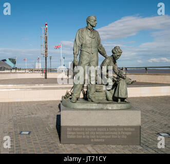 2001 Sculpture en bronze de Neil Hadlock représentant une famille d'immigrants en provenance d'un navire et en attente de leur train à la gare de Liverpool à Hull Paragon. Banque D'Images