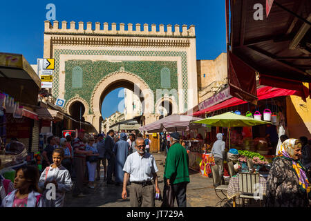 Scène de la vie de la rue. La porte Bab Bou Jeloud, entrée principale de Souk, Médina de Fès, Fes el Bali. Le Maroc, Maghreb, Afrique du Nord Banque D'Images