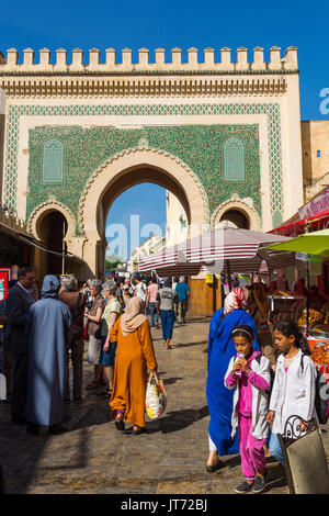 Scène de la vie de la rue. La porte Bab Bou Jeloud, entrée principale de Souk, Médina de Fès, Fes el Bali. Le Maroc, Maghreb, Afrique du Nord Banque D'Images