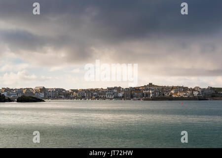 Ciel orageux sur St Ives à partir de la plage de Porthminster Banque D'Images