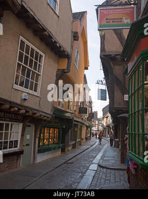 Rue Pavée et magasins dans la pagaille à York, Angleterre Banque D'Images