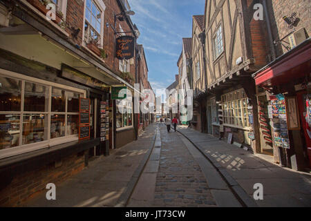 Rue Pavée et magasins dans la pagaille à York, Angleterre Banque D'Images