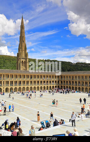 Pièce Hall ouvert récemment après une £19 millions de programme de conservation et de transformation de la place et clocher d'église, Halifax, West Yorkshire, England, UK Banque D'Images