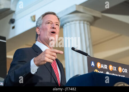 New York, USA. 07Th Aug, 2017. Le maire Bill De Blasio est perçu au cours de la conférence de presse. Maire de la ville de New York, Bill De Blasio et les représentants de la ville a tenu une conférence de presse à Brooklyn Borough Hall d'annoncer des plans pour le financement d'un nouveau transit à moitié prix Metrocard système pour la ville, les résidents à faible revenu. Le bureau du maire est exigeant l'adoption d'une nouvelle taxe sur les revenus individuels de plus de 500 000 $ USD. L'augmentation de la taxe de 0,534  % supplémentaires sur les personnes admissibles devrait générer des revenus de 1. Credit : PACIFIC PRESS/Alamy Live News Banque D'Images