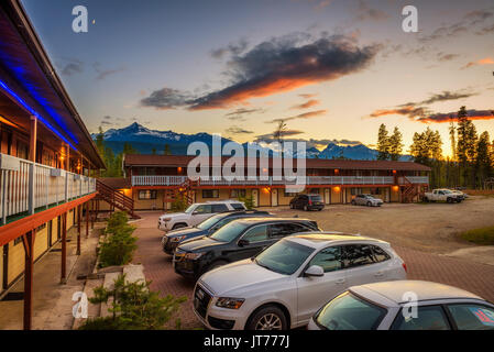 VALEMOUNT, CANADA - LE 29 JUIN 2017 : été coucher du soleil au-dessus des Rocheuses canadiennes et le Rocky Inn de Valemount. Banque D'Images