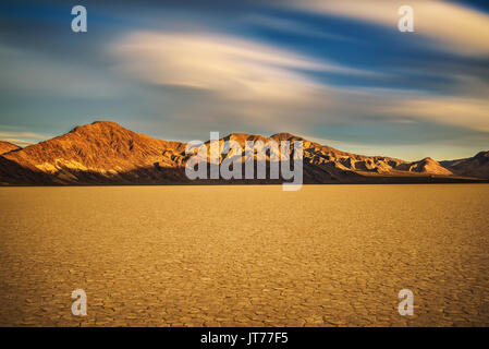 Scenic coucher du soleil à Racetrack Playa dans Death Valley National Park. Le Racetrack Playa est un lac asséché avec le déplacement des pierres qui s'impr linéaire Banque D'Images