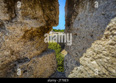 Une flèche fendre ou arrowslit à l'ancien château, dans la vieille ville de Rhodes sur l'île grecque de Rhodes dans la mer Méditerranée Banque D'Images