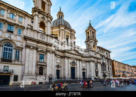 La façade extérieure de l'époque baroque Sant'Agnese in Agone cathédrale dans la Piazza Navona à Rome Italie sur un matin ensoleillé à la fin de l'été Banque D'Images